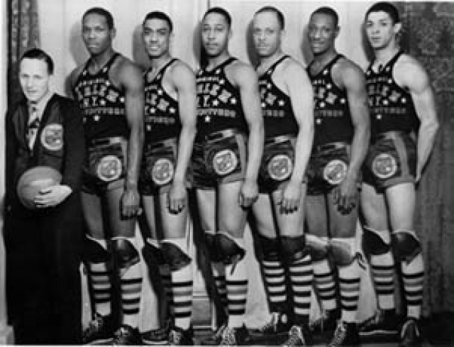 La formazione degli Harlem Globetrotters nel 1928